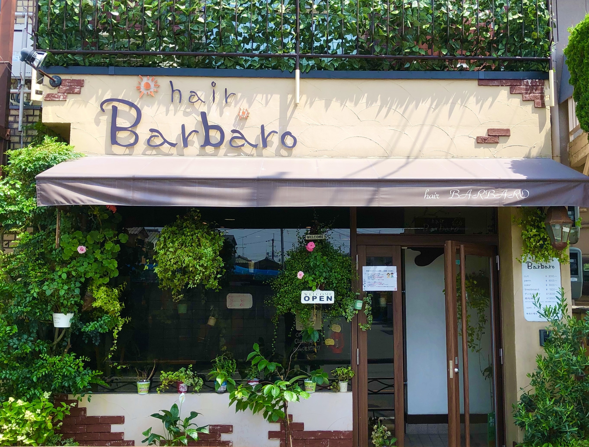 創業当時の写真や店内の風景