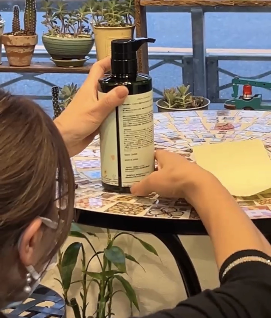 一本一本ラベルは手貼りしています